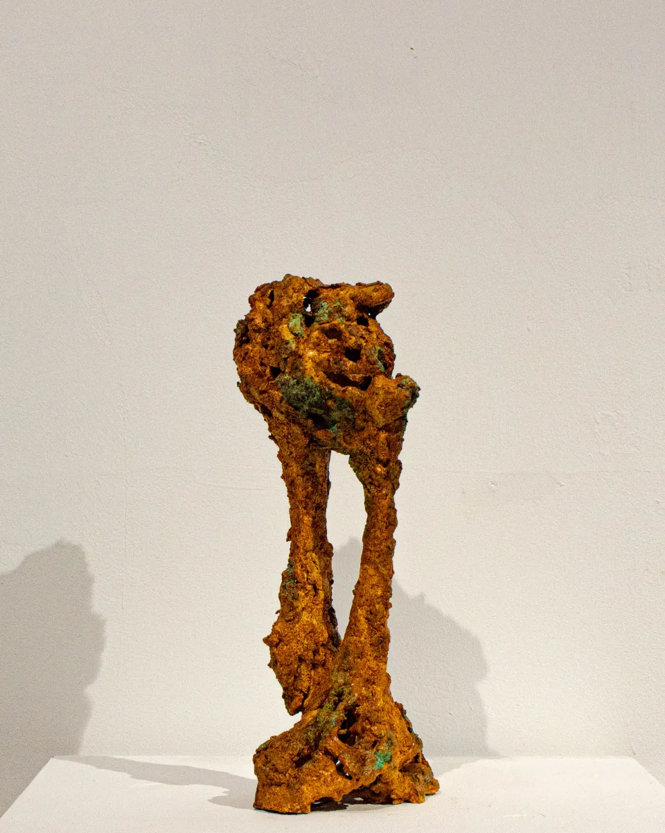 Three-quarter view of the two legs and the knotted head.