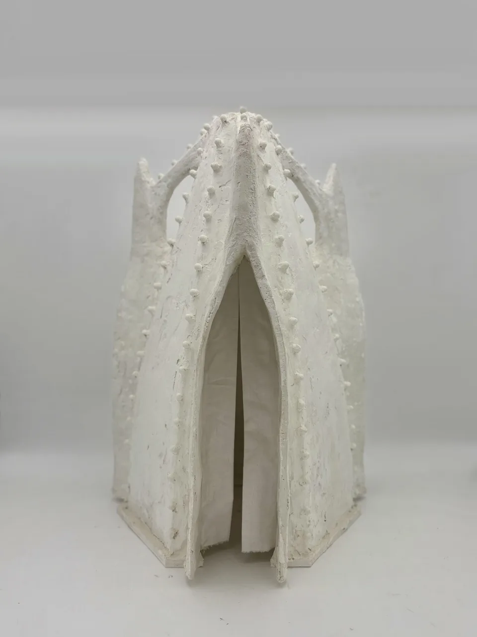 The model from an angle, the opening revealing the white interior.